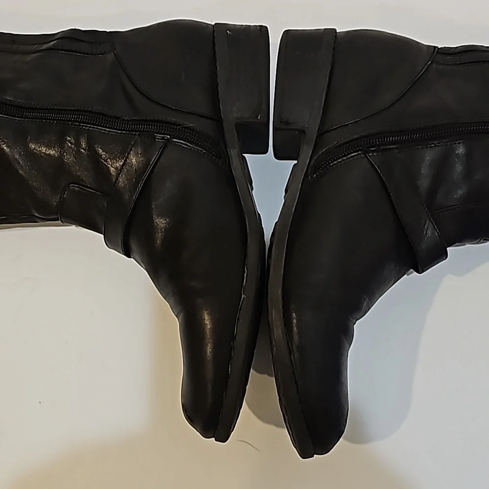 Mee too, Black Kknee Hgh leather boots low heel round toe size 9.5M